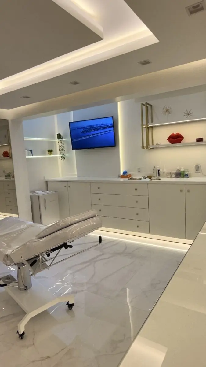 Bancada de apoio clínico com gavetas, pia para higienização e monitor, garantindo o rigor técnico e a segurança durante os tratamentos faciais.